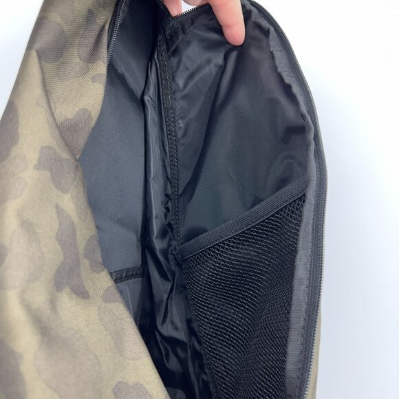 Carhartt Camouflage Sling Backpack Purse With Multiple Compartments & Adjustable - Picture 5 of 7